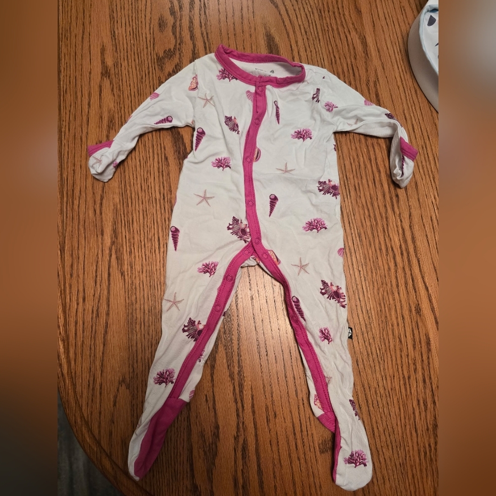Kyte BABY White and Pink Footies One Piece Seashell Snap